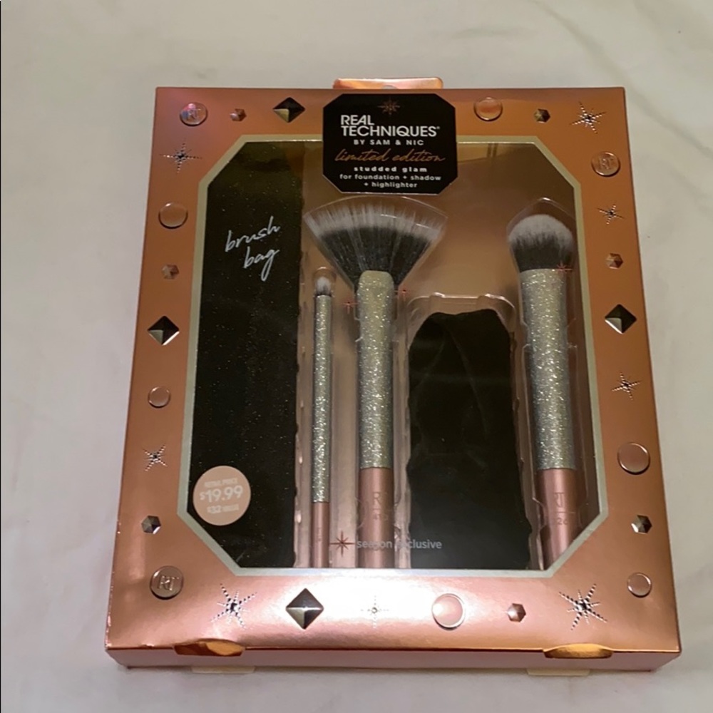 Make up brushes with pouch real techniques NWT